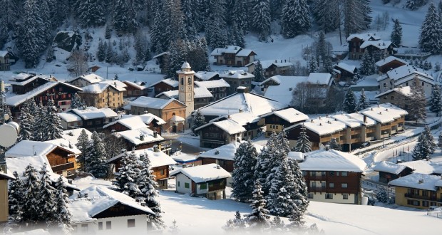 Sunny skiing on Monterosa