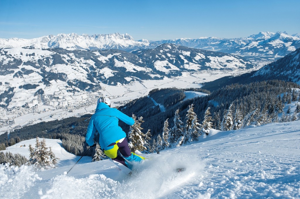 Skifahrerin_Tiefschnee_Choralpe_SkiWelt@Fotograf_StefanEisend_TVB_Brixental